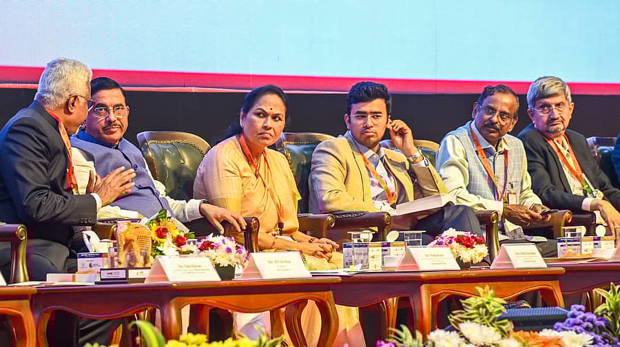 ಭಾರತದ ಉತ್ಪಾದನಾ ಪ್ರದರ್ಶನ ಕಾರ್ಯಕ್ರಮದಲ್ಲಿ ಐಎಂಎಸ್ ಫೌಂಡೇಷನ್ ಅಧ್ಯಕ್ಷ ಎಚ್.ವಿ.ಎಸ್. ಕೃಷ್ಣ, ಕೇಂದ್ರ ಸಚಿವರಾದ ಪ್ರಲ್ಹಾದ್ ಜೋಶಿ, ಶೋಭಾ ಕರಂದ್ಲಾಜೆ, ಸಂಸದ ತೇಜಸ್ವಿ ಸೂರ್ಯ, ಇಸ್ರೊ ಅಧ್ಯಕ್ಷ ವಿ. ನಾರಾಯಣನ್, ಡಿಆರ್ಡಿಒ ಅಧ್ಯಕ್ಷ ಸಮೀರ್ ವಿ.ಕಾಮತ್ ಉಪಸ್ಥಿತರಿದ್ದರು. ಪ್ರಜಾವಾಣಿ ಚಿತ್ರ