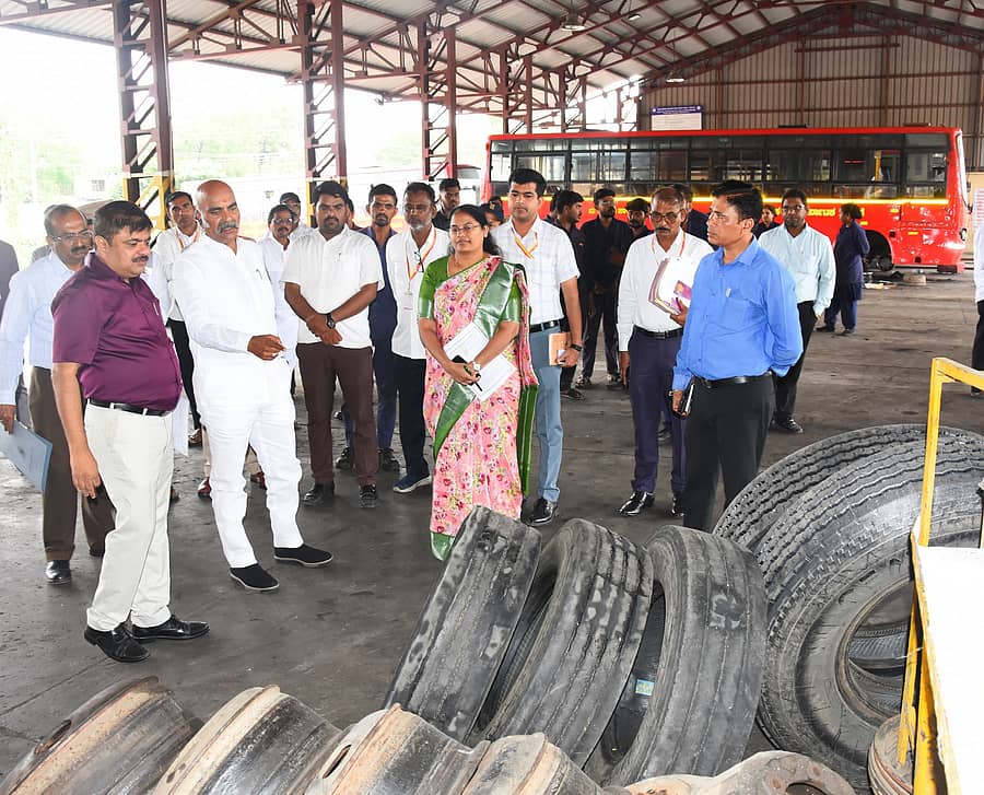 ಕೆಕೆಆರ್ಟಿಸಿ ಅಧ್ಯಕ್ಷ ಅರುಣಕುಮಾರ ಎಂ. ಪಾಟೀಲ ಅವರು ಕಲಬುರಗಿಯ ಕೇಂದ್ರ ಬಸ್ ನಿಲ್ದಾಣದಲ್ಲಿ ಮೂಲಸೌಕರ್ಯಗಳನ್ನು ಪರಿಶೀಲಿಸಿದರು. ನಿಗಮದ ಎಂ.ಡಿ ಬಿ. ಸುಶೀಲಾ ಇದ್ದರು