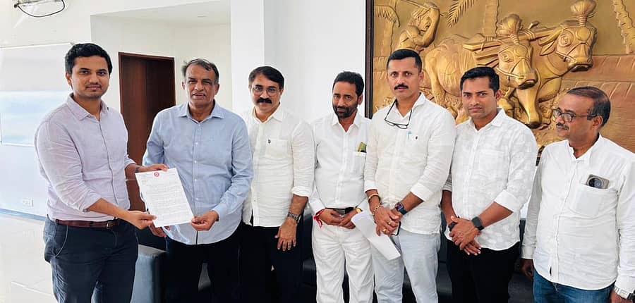 ವಿಧಾನ ಪರಿಷತ್ ಸದಸ್ಯ ಮಂಜುನಾಥ್ ಭಂಡಾರಿ ನೇತೃತ್ವದಲ್ಲಿ ಜಿಲ್ಲಾಧಿಕಾರಿಗೆ ಮನವಿ ಸಲ್ಲಿಸಲಾಯಿತು