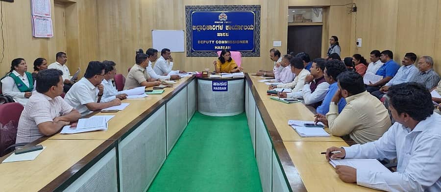 <div class="paragraphs"><p>ಹಾಸನದ ಜಿಲ್ಲಾಧಿಕಾರಿ ಕಚೇರಿ ಸಭಾಂಗಣದಲ್ಲಿ ನಡೆದ ಸಭೆಯಲ್ಲಿ ಜಿಲ್ಲಾಧಿಕಾರಿ ಕೆ.ಎಸ್. ಲತಾಕುಮಾರಿ ಮಾತನಾಡಿದರು.</p><p><br></p></div>