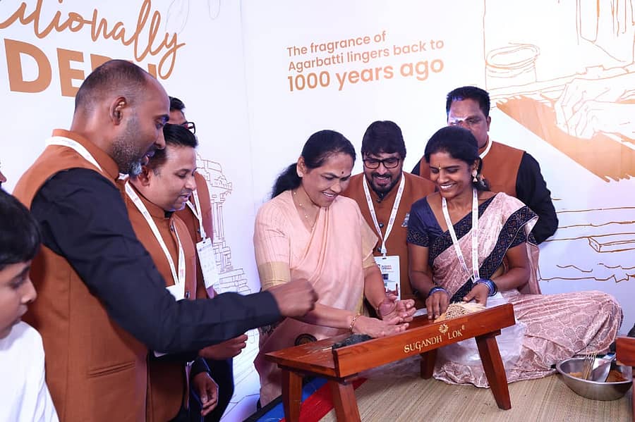 ಅಗರಬತ್ತಿ ತಯಾರಕರ ಅಂತರರಾಷ್ಟ್ರೀಯ ಸಮ್ಮೇಳನ ಮತ್ತು ಎಐಎಎಂಎ ಎಕ್ಸ್ಪೊ–2025 ಉದ್ಘಾಟನಾ ಕಾರ್ಯಕ್ರಮದಲ್ಲಿ ಅಗರಬತ್ತಿ ಹೊಸೆದ ಸಚಿವೆ ಶೋಭಾ ಕರಂದ್ಲಾಜೆ