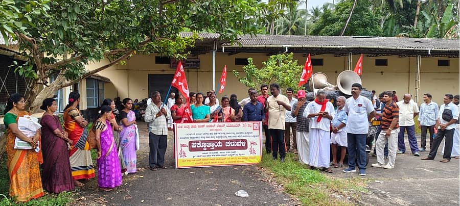 ವಿಟ್ಲ ನೆತ್ರಕೆರೆ ಗಣೇಶ್ ಬೀಡಿ-ಎಸ್ಕೆಎಚ್ಐ ಸಂಸ್ಥೆಯ ಮುಂಭಾಗ ದ.ಕ ಜಿಲ್ಲಾ ಬೀಡಿ ಮತ್ತು ಜನರಲ್ ಲೇಬರ್ ಯೂನಿಯನ್ ನೇತೃತ್ವದಲ್ಲಿ ಬೀಡಿ ಕಾರ್ಮಿಕರು ಹಕ್ಕೊತ್ತಾಯ ಚಳವಳಿ ನಡೆಸಿದರು