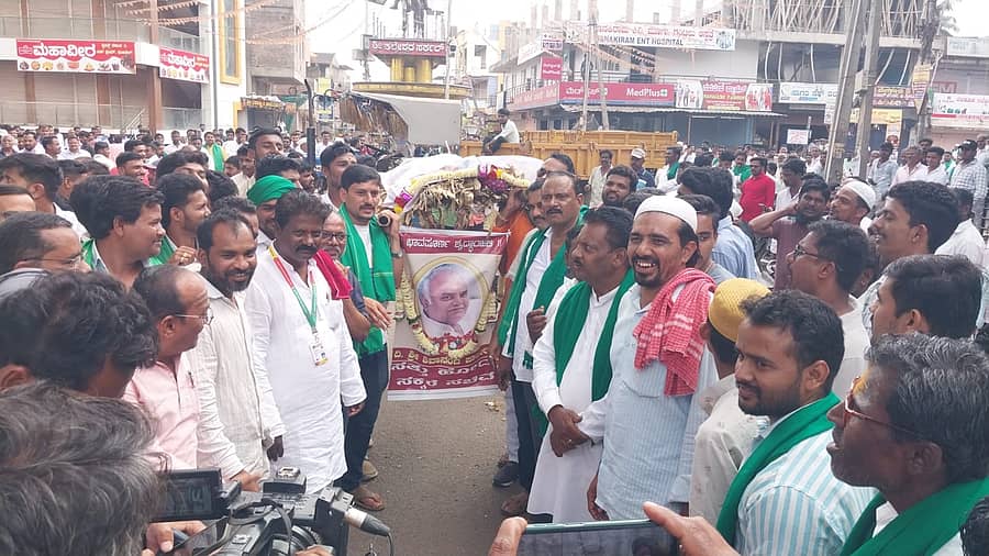 <div class="paragraphs"><p>ಬೆಳಗಾವಿ ಜಿಲ್ಲೆಯ ಮೂಡಲಗಿ ತಾಲ್ಲೂಕಿನ ಗುರ್ಲಾಪುರ ರಾಜ್ಯ ಹೆದ್ದಾರಿಯಲ್ಲಿ ಗುರುವಾರ, ರೈತರು ಸಚಿವರ ಶಿವಾನಂದ ಪಾಟೀಲ ಅವರ ಅಣಕು ಶವಯಾತ್ರೆ ಮಾಡಿದರು. ಶ್ರದ್ಧಾಂಜಲಿಯ ಬ್ಯಾನರ್‌ಗಳನ್ನೂ ಹಾಕಿ ಆಕ್ರೋಶ ಹೊರಹಾಕಿದರು</p></div>