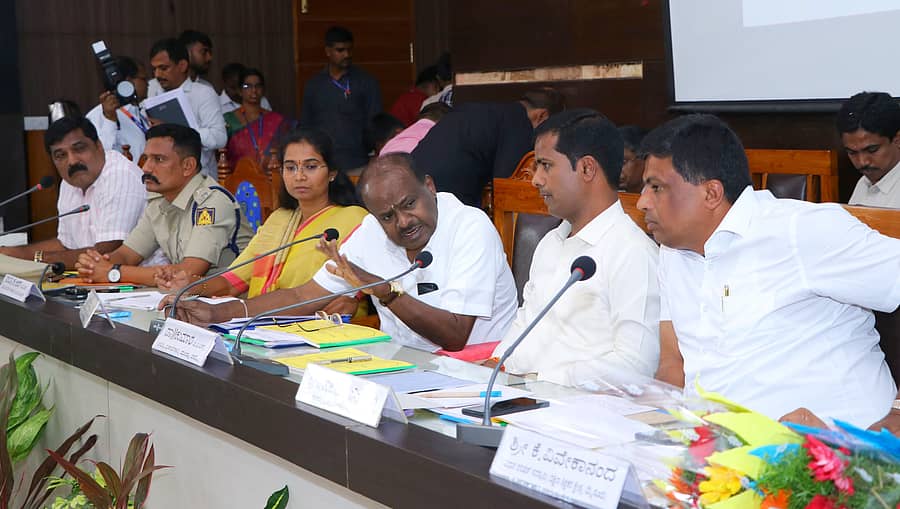 ಮಂಡ್ಯ ಜಿಲ್ಲಾ ಪಂಚಾಯಿತಿಯಲ್ಲಿ ಗುರುವಾರ ನಡೆದ ‘ದಿಶಾ ಸಮಿತಿ’ ಸಭೆಯಲ್ಲಿ ಕೇಂದ್ರ ಸಚಿವ ಎಚ್.ಡಿ.ಕುಮಾರಸ್ವಾಮಿ ಮಾತನಾಡಿದರು. ಶಾಸಕ ಎಚ್.ಟಿ.ಮಂಜು, ಎಸ್ಪಿ ಮಲ್ಲಿಕಾರ್ಜುನ ಬಾಲದಂಡಿ, ಸಿಇಒ ಕೆ.ಆರ್.ನಂದಿನಿ, ಜಿಲ್ಲಾಧಿಕಾರಿ ಕುಮಾರ, ಶಾಸಕ ಪಿ.ರವಿಕುಮಾರ್ ಪಾಲ್ಗೊಂಡಿದ್ದರು