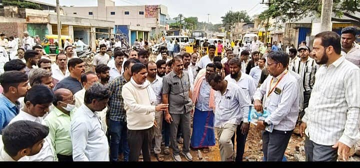 ಜಗಳೂರಿನ ಮಧ್ಯಭಾಗದ ರಸ್ತೆ ತೆರವು ಕಾರ್ಯಾಚರಣೆಯನ್ನು ಶಾಸಕ ಬಿ. ದೇವೇಂದ್ರಪ್ಪ ಅವರು ಅಧಿಕಾರಿಗಳೊಂದಿಗೆ ಪರಿಶೀಲಿಸಿದರು