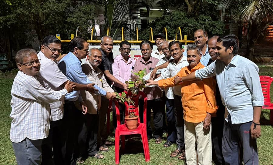 ಹಾವೇರಿಯ ವಿನಾಯಕನಗರದ ಉದ್ಯಾನದಲ್ಲಿ ಕರ್ನಾಟಕ ರಾಜ್ಯೋತ್ಸವ ಅಂಗವಾಗಿ ಬುಧವಾರ ಹಮ್ಮಿಕೊಂಡಿದ್ದ ‘ಬಾರಿಸು ಕನ್ನಡ ಡಿಂಡಿಮ’ ಕಾರ್ಯಕ್ರಮವನ್ನು ನಿವೃತ್ತ ಶಿಕ್ಷಕ ಹನುಮಂತಗೌಡ ಗೊಲ್ಲರ ಉದ್ಘಾಟಿಸಿದರು