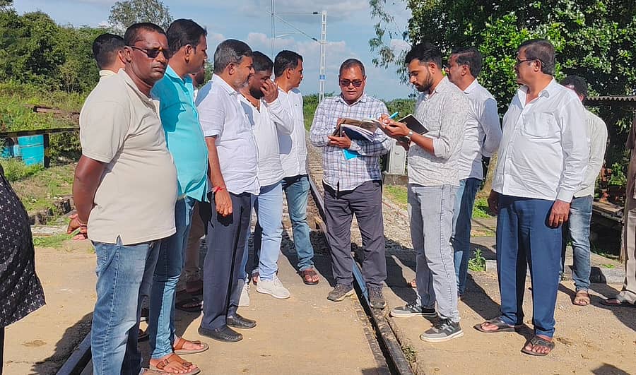 ಆಲೂರು ಕಸಬಾ ಯಡೂರು ರೈಲ್ವೆ ಕ್ರಾಸಿಂಗ್ ಬಳಿ ಕೇಂದ್ರ ರೈಲ್ವೆ ರಾಜ್ಯ ಸಚಿವರ ನಿರ್ದೇಶನದಂತೆ ಸ್ಥಳ ಪರಿಶೀಲನೆ ನಡೆಸುತ್ತಿರುವ ಅಧಿಕಾರಿಗಳೊಂದಿಗೆ ಶಾಸಕ ಸಿಮೆಂಟ್ ಮಂಜು ಚರ್ಚೆ ನಡೆಸಿದರು