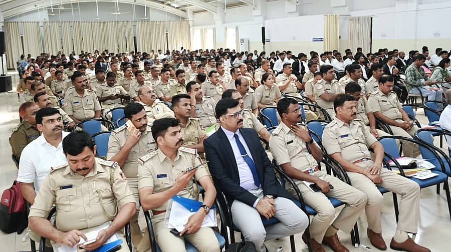 ವಿಜಯಪುರ ನಗರದ ಬಿಎಲ್‍ಡಿಇ  ಗ್ರಂಥಾಲಯದ ಸಭಾಂಗಣದಲ್ಲಿ ಆಯೋಜಿಸಿದ್ದ ಸೈಬರ್ ಕಾನೂನು ಮತ್ತು ಸೈಬರ್ ಅಪರಾಧಗಳ ಕುರಿತ ರಾಷ್ಟ್ರಮಟ್ಟದ ಸಮ್ಮೇಳನದಲ್ಲಿ ಪಾಲ್ಗೊಂಡಿದ್ದ ಪೊಲೀಸ್‌ ಸಿಬ್ಬಂದಿ