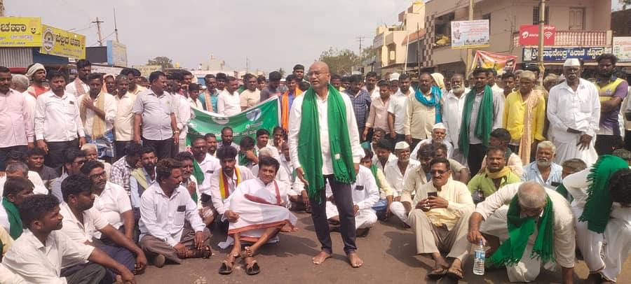 ಕುಳಗೇರಿ ಕ್ರಾಸ್ ಗ್ರಾಮದ ಸಂಗೊಳ್ಳಿ ರಾಯಣ್ಣ ವೃತ್ತದಲ್ಲಿ ಶುಕ್ರವಾರ ತಾಲ್ಲೂಕಿನ ರಾಜ್ಯ ರೈತ ಸಂಘದ ವತಿಯಿಂದ ಹುಬ್ಬಳ್ಳಿ-ಸೊಲ್ಲಾಪುರ ರಾಷ್ಟ್ರೀಯ ಹೆದ್ದಾರಿಯಲ್ಲಿ ವಾಹನ ಸಂಚಾರ ಸ್ಥಗಿತಗೊಳಿಸಿ ಬಾದಾಮಿ ರೈತರು ಪ್ರತಿಭಟನೆ ನಡೆಸಿದರು