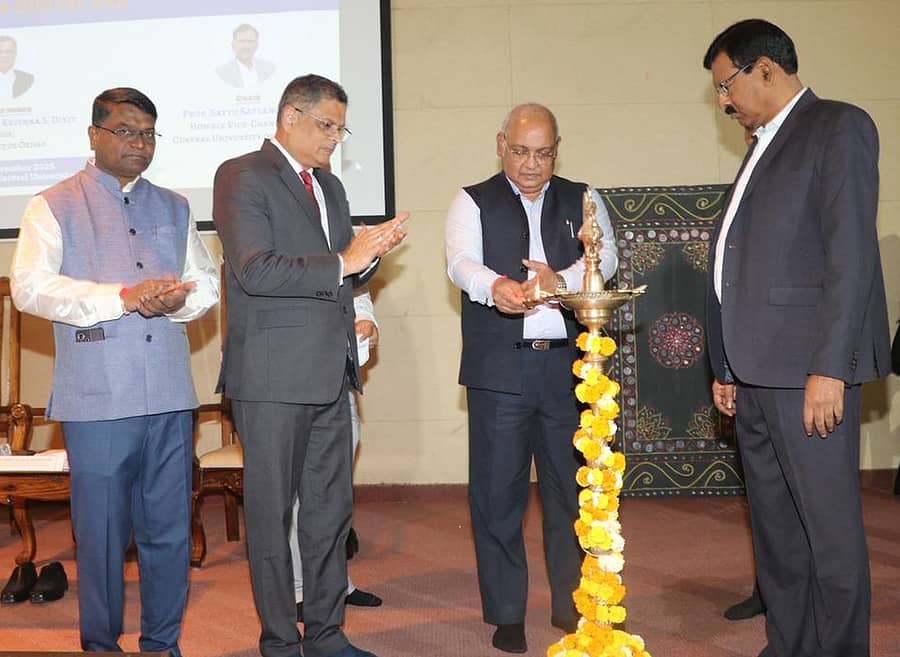 ಆಳಂದ ತಾಲ್ಲೂಕಿನ ಕರ್ನಾಟಕ ಕೇಂದ್ರೀಯ ವಿಶ್ವವಿದ್ಯಾಲಯದಲ್ಲಿ ಆಯೋಜಿಸಿದ್ದ ಸಮ್ಮೇಳನಕ್ಕೆ ನ್ಯಾ. ದಿನೇಶ್ ಮಾಹೇಶ್ವರಿ ಚಾಲನೆ ನೀಡಿದರು. ನ್ಯಾ.ಕೃಷ್ಣ ಎಸ್. ದೀಕ್ಷಿತ್, ಪ್ರೊ.ಬಟ್ಟು ಸತ್ಯನಾರಾಯಣ ಭಾಗವಹಿಸಿದ್ದರು