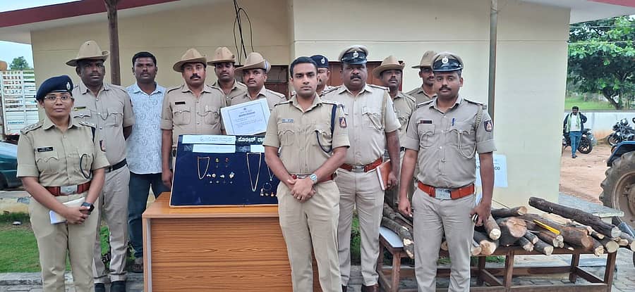 ಕೋಲಾರ ಜಿಲ್ಲೆಯ ಮುಳಬಾಗಿಲು ಹಾಗೂ ಶ್ರೀನಿವಾಸಪುರ ವ್ಯಾಪ್ತಿಯಲ್ಲಿ ನಡೆದಿದ್ದ ಕಳವು ಪ್ರಕರಣಗಳಲ್ಲಿ ಆರೋಪಿಗಳಿಂದ ವಶಕ್ಕೆ ಪಡೆದಿದ್ದ ಆಭರಣ, ಶ್ರೀಗಂಧ ತುಂಡು ಹಾಗೂ ವಾಹನಗಳನ್ನು ಮುಳಬಾಗಿಲು ಗ್ರಾಮಾಂತರ ಠಾಣೆ ಆವರಣದಲ್ಲಿ ಪೊಲೀಸರು ಪ್ರದರ್ಶಿಸಿರುವುದು