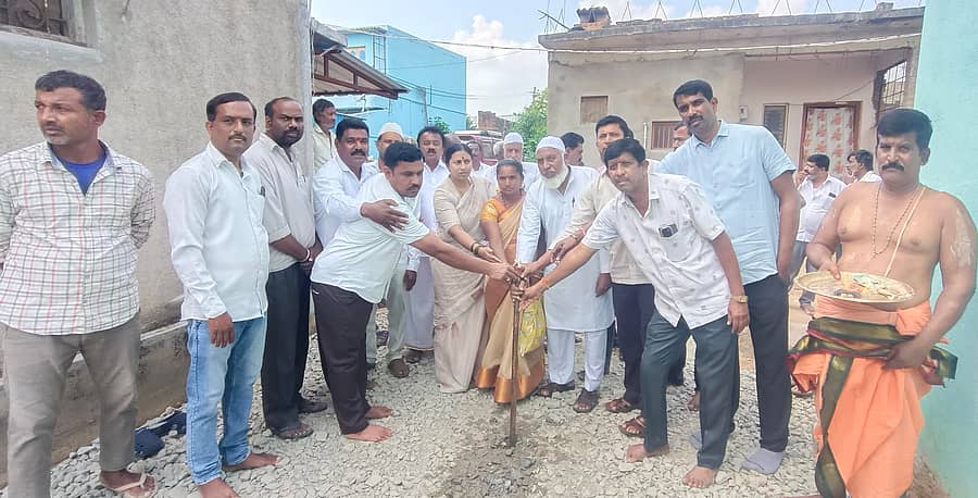 ಬೇತಮಂಗಲ ಸಮೀಪದ ಸುಂದರಪಾಳ್ಯ ಗ್ರಾಮದಲ್ಲಿ ರಸ್ತೆ ಕಾಮಗಾರಿಗೆ ಶಾಸಕಿ ರೂಪಕಲಾ ಭೂಮಿ ಪೂಜೆ ನೆರವೇರಿಸಿದರು