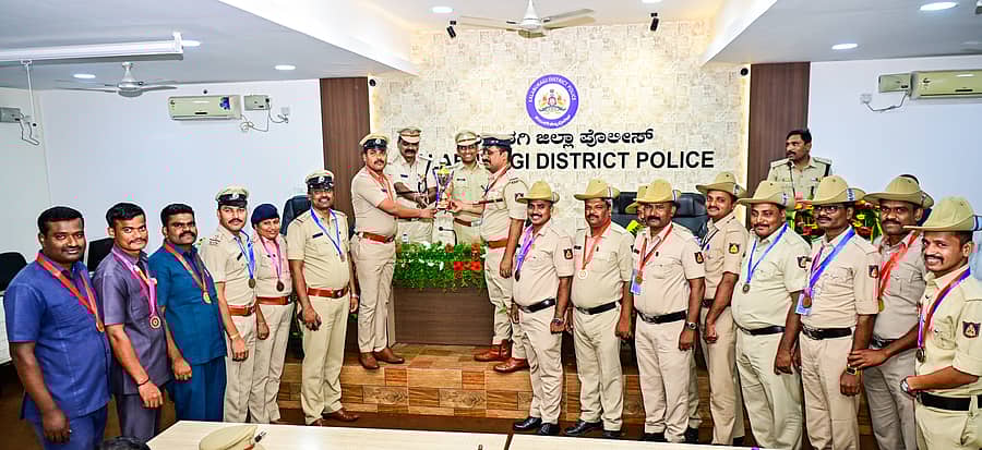 ಕಲಬುರಗಿಯ ಎಸ್ಪಿ ಕಚೇರಿಯ ಸಭಾಂಗಣದಲ್ಲಿ ಈಶಾನ್ಯ ವಲಯಮಟ್ಟದ ಪೊಲೀಸ್ ಕರ್ತವ್ಯ ಕೂಟದ ಚಾಂಪಿಯನ್ ಆಗಿ ಹೊರಹೊಮ್ಮಿದ ಕಲಬುರಗಿ ಜಿಲ್ಲಾ ಪೊಲೀಸ್ ಸ್ಪರ್ಧಿಗಳಿಗೆ ಎಸ್ಪಿ ಅಡ್ಡೂರು ಶ್ರೀನಿವಾಸಲು, ಹೆಚ್ಚುವರಿ ಎಸ್ಪಿ ಮಹೇಶ ಮೇಘಣ್ಣವರ ‘ಚಾಂಪಿಯನ್ ಟ್ರೋಫಿ’ ವಿತರಿಸಿದರು –ಪ್ರಜಾವಾಣಿ ಚಿತ್ರ