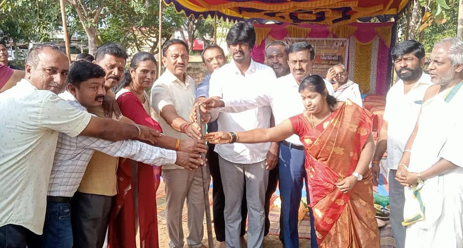 ಶ್ರೀರಂಗಪಟ್ಟಣ ತಾಲ್ಲೂಕಿನ ಬೆಳಗೊಳ ಗ್ರಾಮದಲ್ಲಿ ಪಶು ವೈದ್ಯಕೀಯ ಆಸ್ಪತ್ರೆ ಕಟ್ಟಡ ನಿರ್ಮಾಣ ಕಾಮಗಾರಿಗೆ ಶಾಸಕ ರಮೇಶ ಬಂಡಿಸಿದ್ದೇಗೌಡ ಶುಕ್ರವಾರ ಭೂಮಿಪೂಜೆ ನೆರವೇರಿಸಿದರು