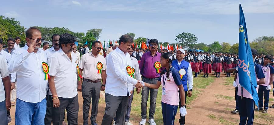 ಹನೂರು ಪಟ್ಟಣದ ಮಹದೇಶ್ವರ ಕ್ರೀಡಾಂಗಣದಲ್ಲಿ ಆಯೋಜಿಸಿದ್ದ 14 ರಿಂದ 17 ವರ್ಷದೊಳಗಿನ ತಾಲೂಕು ಮಟ್ಟದ ಕ್ರೀಡಾಕೂಟದಲ್ಲಿ ಕ್ರೀಡಾಪಟುಗಳಿಗೆ ಶಾಸಕ ಎಂ ಆರ್ ಮಂಜುನಾಥ್ ಶುಭ ಕೋರಿದರು.