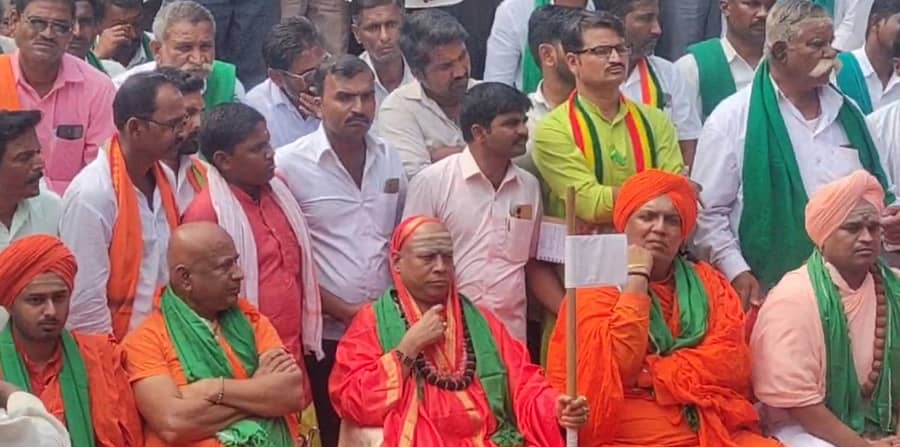 ಮೂಡಲಗಿ ತಾಲ್ಲೂಕಿನ ಗುರ್ಲಾಪುರ ಕ್ರಾಸ್ನಲ್ಲಿ ಮುಂದುವರಿದ ರೈತರ ಪ್ರತಿಭಟನೆಯಲ್ಲಿ ವಿವಿಧ ಮಠಾಧೀಶರು ಪಾಲ್ಗೊಂಡಿದ್ದರು