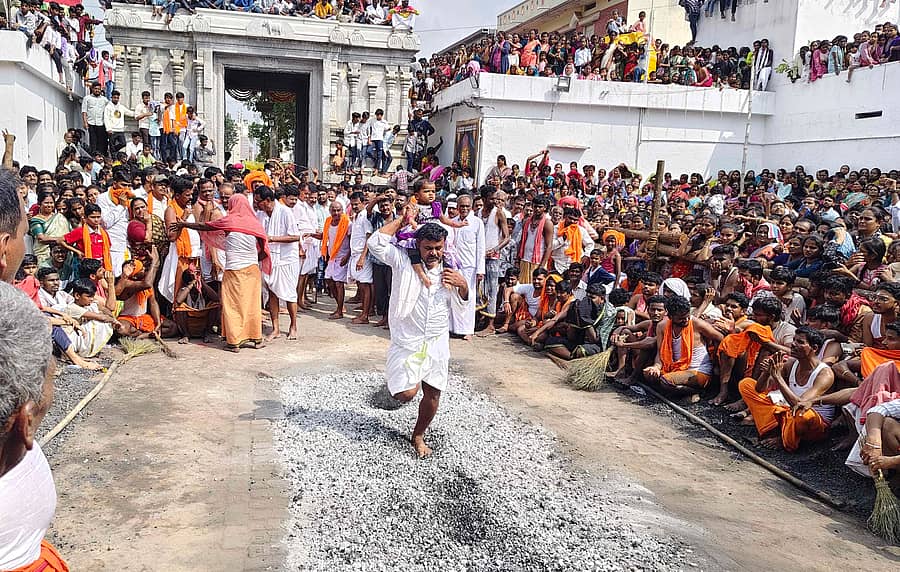 ಹರಪನಹಳ್ಳಿಯಲ್ಲಿ ವೀರಭದ್ರೇಶ್ವರ ಜಾತ್ರೆಯಲ್ಲಿ ಭಕ್ತರೊಬ್ಬರು ಮಗಳನ್ನು ಹೆಗಲಮೇಲೆ ಹೊತ್ತು ಬೆಂಕಿಕೆಂಡ ತುಳಿದು ಭಕ್ತಿ ಸಲ್ಲಿಸಿದರು ಪ್ರಜಾವಾಣಿ ಚಿತ್ರ/ ವಿಶ್ವನಾಥ ಡಿ.