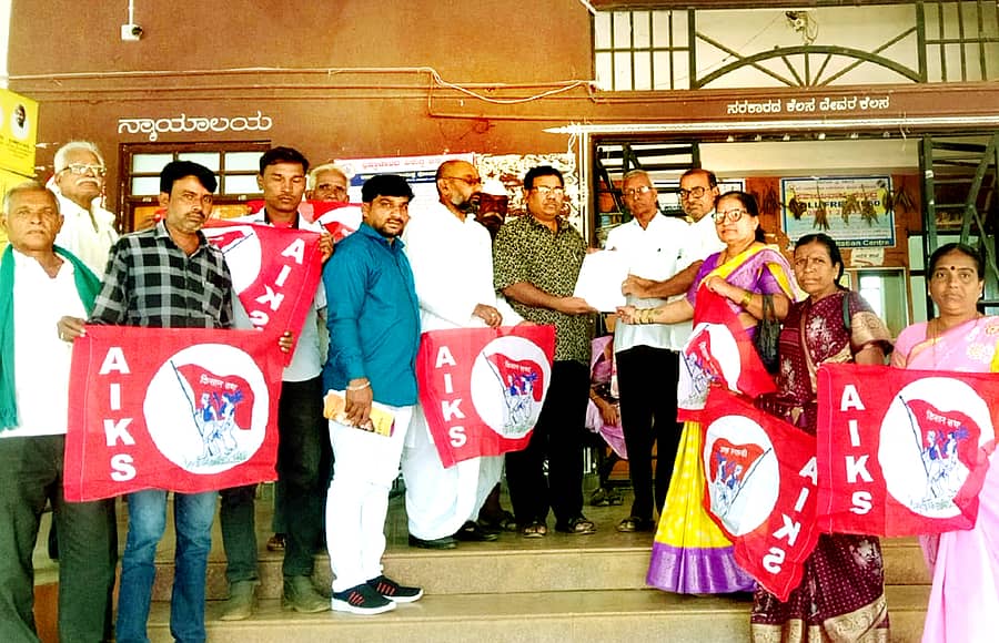 ಅತಿವೃಷ್ಟಿಯಿಂದಾದ ಹಾನಿಗೆ ಶೀಘ್ರ ಪರಿಹಾರ ಬಿಡುಗಡೆಗೊಳಿಸಬೇಕು ಎಂದು ಆಗ್ರಹಿಸಿ ಬಸವಕಲ್ಯಾಣದಲ್ಲಿ ಶುಕ್ರವಾರ ಅಖಿಲ ಭಾರತ ಕಿಸಾನ ಮಹಸಭಾ ಸದಸ್ಯರು, ತಹಶೀಲ್ದಾರ್ಗೆ ಮನವಿ ಸಲ್ಲಿಸಿದರು