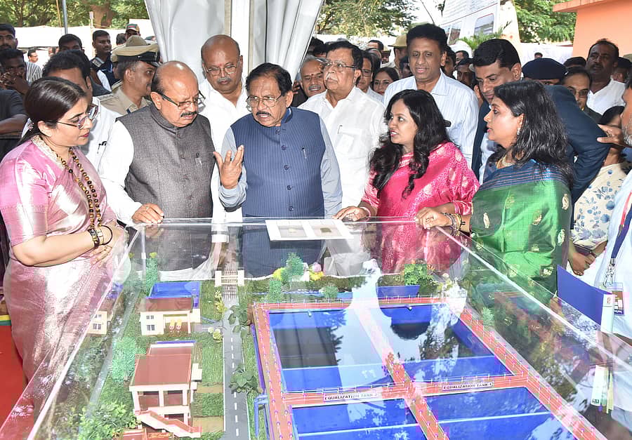 ತುಮಕೂರು ಜಿಲ್ಲಾ ಆಸ್ಪತ್ರೆ ನೂತನ ಕಟ್ಟಡ ನಿರ್ಮಾಣಕ್ಕೆ ಶುಕ್ರವಾರ ಚಾಲನೆ ನೀಡಿದ ಸಚಿವ ಜಿ.ಪರಮೇಶ್ವರ ಕಟ್ಟಡದ ಮಾದರಿ ವೀಕ್ಷಿಸಿದರು. ಟಿ.ಬಿ.ಜಯಚಂದ್ರ, ಕೆ.ಎನ್.ರಾಜಣ್ಣ, ಡಾ.ಎಂ.ಸಿ.ಸುಧಾಕರ್, ಬಿ.ವಿ.ಅಶ್ವಿಜ, ಜಿ.ಪ್ರಭು, ಶುಭ ಕಲ್ಯಾಣ್ ಇತರರು ಭಾಗವಹಿಸಿದ್ದರು