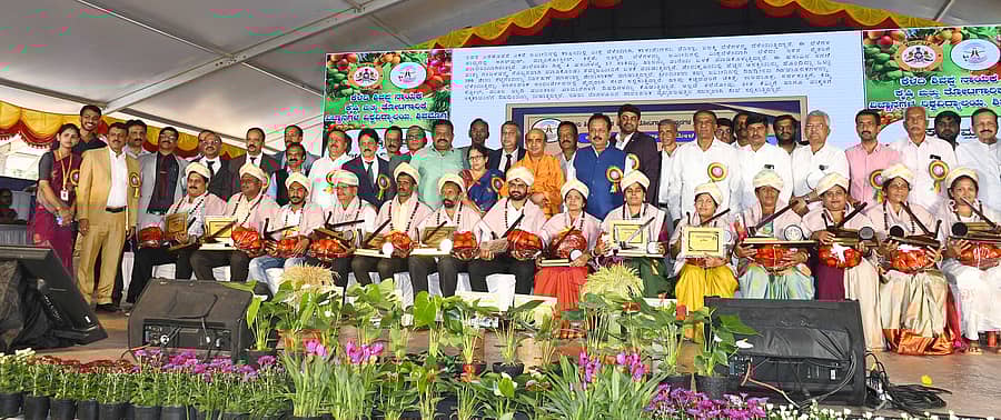 ಶಿವಮೊಗ್ಗದ ನವುಲೆಯ ಕೆಳದಿ ಶಿವಪ್ಪ ನಾಯಕ ಕೃಷಿ ಮತ್ತು ತೋಟಗಾರಿಕೆ ವಿಶ್ವವಿದ್ಯಾಲಯ ವ್ಯಾಪ್ತಿಯ ಏಳು ಜಿಲ್ಲೆಗಳ 14 ಮಂದಿ ಪ್ರಗತಿಪರ ಕೃಷಿಕರಿಗೆ ಸಚಿವ ಎನ್.ಚಲುವರಾಯಸ್ವಾಮಿ ಅತ್ಯುತ್ತಮ ರೈತ ಹಾಗೂ ರೈತ ಮಹಿಳೆ ಪ್ರಶಸ್ತಿ ನೀಡಿ ಗೌರವಿಸಿದರು