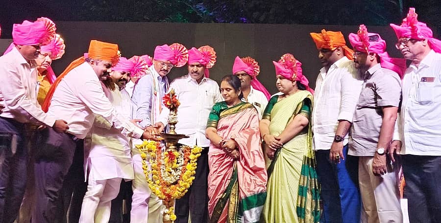 ಮರಿಯಮ್ಮನಹಳ್ಳಿಯಲ್ಲಿ ಶುಕ್ರವಾರ ಸಂಜೆ ಆರಂಭವಾದ ಪ್ರಾಥಮಿಕ ಹಾಗೂ ಪ್ರೌಢಶಾಲೆಗಳ 14 ಮತ್ತು 17ವರ್ಷ ವಯೋಮಿತಿಯ ಬಾಲಕ, ಬಾಲಕಿಯರ ರಾಜ್ಯ ಮಟ್ಟದ ಕುಸ್ತಿ ಪಂದ್ಯಾವಳಿಗೆ ಸಂಸದ ಇ.ತುಕಾರಾಂ ಚಾಲನೆ ನೀಡಿದರು. ಶಾಸಕರಾದ ಕೆ.ನೇಮರಾಜನಾಯ್ಕ, ಲತಾ ಮಲ್ಲಿಕಾರ್ಜುನ, ಜಿಲ್ಲಾಧಿಕಾರಿ ಕವಿತಾ ಎಸ್.ಮನ್ನೀಕೇರಿ ಸೇರಿದಂತೆ ಇತರರಿದ್ದರು.