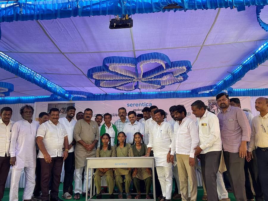 ಶಿರಹಟ್ಟಿ ತಾಲ್ಲೂಕಿನ ಬೆಳ್ಳಟ್ಟಿ ಗ್ರಾಮದ ಕರ್ನಾಟಕ ಪಬ್ಲಿಕ್ ಶಾಲೆಯಲ್ಲಿ ಸೆರೆಂಟಿಕಾ ಕಂಪನಿ ವತಿಯಿಂದ ಡೆಸ್ಕ್ ವಿತರಣೆ ಕಾರ್ಯಕ್ರಮದಲ್ಲಿ ಶಾಸಕ ಡಾ.ಚಂದ್ರು ಲಮಾಣಿ ಮಾತನಾಡಿದರು