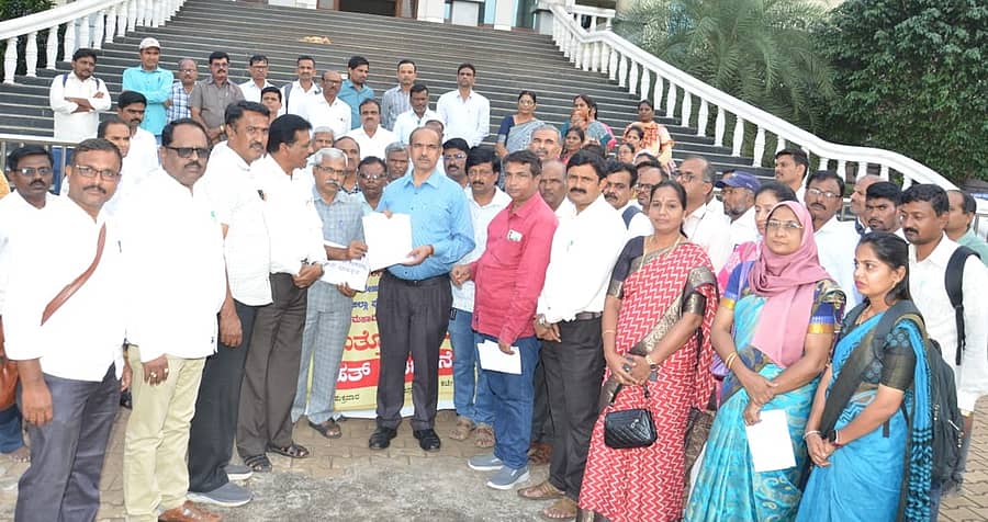 ವಿವಿಧ ಬೇಡಿಕೆಗಳ ಈಡೇರಿಕೆಗೆ ಆಗ್ರಹಿಸಿ ಪದವಿಪೂರ್ವ ಉಪನ್ಯಾಸಕರ ಸಂಘದ ಪದಾಧಿಕಾರಿಗಳು ಗದಗ ಜಿಲ್ಲಾಧಿಕಾರಿ ಮೂಲಕ ಮುಖ್ಯಮಂತ್ರಿಗೆ ಮನವಿ ಸಲ್ಲಿಸಿದರು