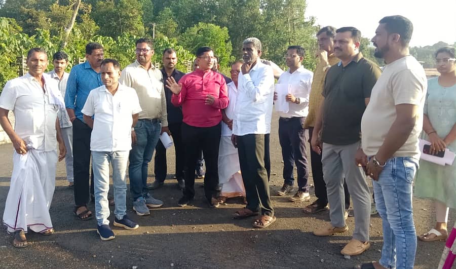 ಕಾರ್ಕಳ ತಾಲ್ಲೂಕಿನ ಸಾಣೂರು ರಾಷ್ಟ್ರೀಯ ಹೆದ್ದಾರಿ 169ರಲ್ಲಿ ಹಾದು ಹೋಗುವ ಶಾಂಭವಿ ನದಿಯ ಹೊಸ ಸೇತುವೆ ಹೆದ್ದಾರಿ ಕಾಮಗಾರಿ ಕುರಿತು ಸಂಸದ ಕೋಟ ಶ್ರೀನಿವಾಸ ಪೂಜಾರಿ ಅಧಿಕಾರಿಗಳ ಜೊತೆ ಸಮಾಲೋಚನೆ ನಡೆಸಿದರು.