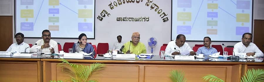 ಚಾಮರಾಜನಗರದ ಜಿಲ್ಲಾ ಪಂಚಾಯಿತಿ ಸಭಾಂಗಣದಲ್ಲಿ ಶುಕ್ರವಾರ ನಡೆದ ಜಿಲ್ಲಾಮಟ್ಟದ ಅಧಿಕಾರಿಗಳ ಸಭೆಯಲ್ಲಿ ರಾಜ್ಯ ವಿಕೇಂದ್ರಿಕರಣ ಯೋಜನೆ ಮತ್ತು ಅಭಿವೃದ್ಧಿ ಸಮಿತಿ ಅಧ್ಯಕ್ಷ ಡಿ.ಆರ್.ಪಾಟೀಲ ಮಾತನಾಡಿದರು