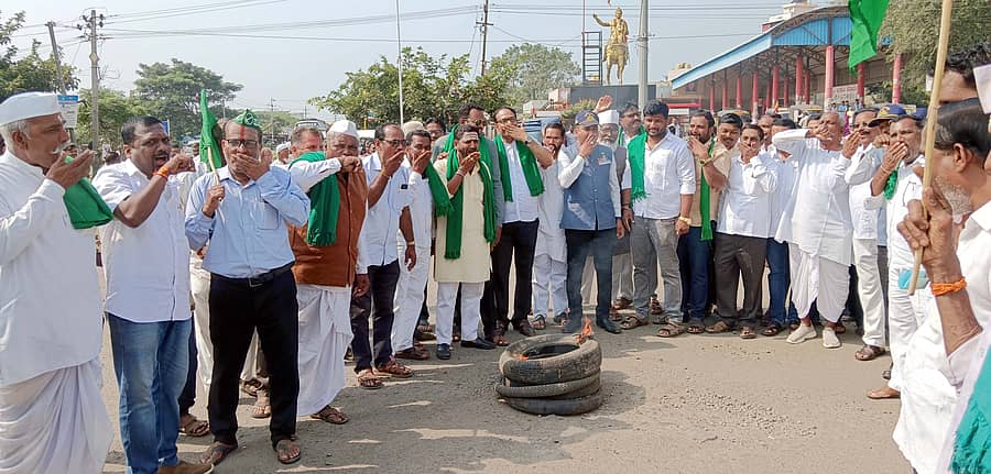 ತೇರದಾಳದಲ್ಲಿ ಕಬ್ಬು ಬೆಲೆ ಹೆಚ್ಚಿಸಲು ಆಗ್ರಹಿಸಿ ಜಮಖಂಡಿ-ಕಾಗವಾಡ ರಾಜ್ಯ ಹೆದ್ದಾರಿ ತಡೆದು ರೈತ ಸಂಘ ಹಾಗೂ ವಿವಿಧ ಸಂಘಟನೆಯವರು ಪ್ರತಿಭಟಿಸಿದರು