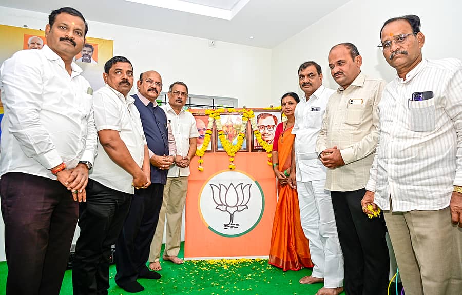 <div class="paragraphs"><p>ವಂದೇ ಮಾತರಂ ರಾಷ್ಟ್ರೀಯ ಗೀತೆಗೆ 150 ವರ್ಷ ತುಂಬಿರುವ ಪ್ರಯುಕ್ತ ಕಲಬುರಗಿ ಬಿಜೆಪಿ ಜಿಲ್ಲಾ ಕಚೇರಿಯಲ್ಲಿ ಶುಕ್ರವಾರ ನಡೆದ ಕಾರ್ಯಕ್ರಮದಲ್ಲಿ ಭಾರತಾಂಬೆ ಚಿತ್ರಕ್ಕೆ ಗಣ್ಯರು ಪುಷ್ಪ ನಮನ ಸಲ್ಲಿಸಿದರು. ಡಾ.ಉಮೇಶ ಜಾಧವ, ಅಮರನಾಥ ಪಾಟೀಲ, ಸಿದ್ದಾಜಿ ಪಾಟೀಲ, ಅಶೋಕ ಬಗಲಿ, ಮಹಾದೇವ ಬೆಳಮಗಿ ಸೇರಿ ಹಲವರಿದ್ದರು </p></div>