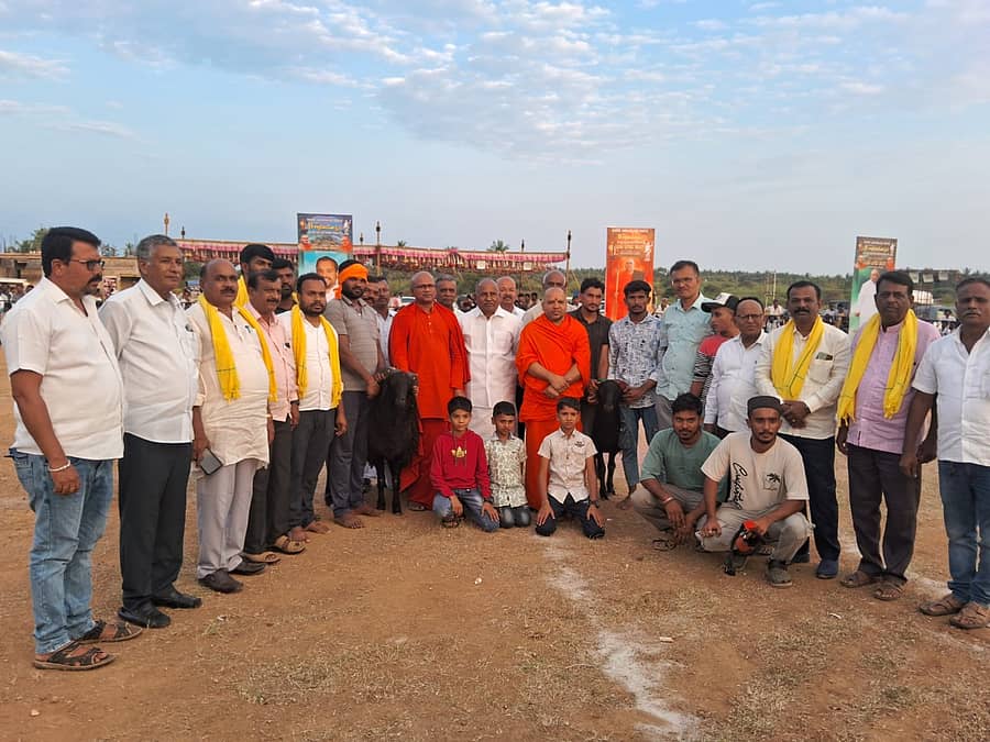 ಹೊಸದುರ್ಗದ ಕೆಲ್ಲೋಡಿನ ಕನಕ ಗುರುಪೀಠದಲ್ಲಿ ಶುಕ್ರವಾರ ಆಯೋಜಿಸಿದ್ದ ಟಗರು ಕಾಳಗವನ್ನು ಚಿತ್ರದುರ್ಗದ ಮಾದರ ಚೆನ್ನಯ್ಯ ಸ್ವಾಮೀಜಿ ಉದ್ಘಾಟಿಸಿದರು