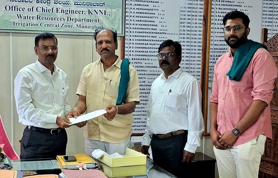ತುಂಗಭದ್ರಾ ಜಲಾಶಯದ ನೀರ ಪೋಲು ಮಾಡದೆ 2ನೇ ಬೆಳೆಗೆ ನೀರು ಒದಗಿಸಬೇಕೆಂದು ಆಗ್ರಹಿಸಿ ತುಂಗಭದ್ರಾ ರೈತ ಸಂಘದ ಪುರುಷೋತ್ತಮ ಗೌಡ ಅವರು ಮುನಿರಾಬಾದ್ನಲ್ಲಿ ಮುಖ್ಯ ಎಂಜಿನಿಯರ್ ಅವರಿಗೆ ಮನವಿ ಸಲ್ಲಿಸಿದರು