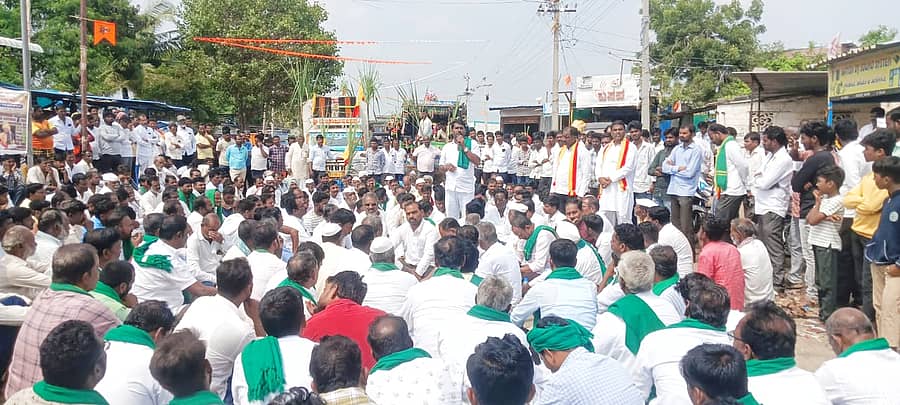 ಕಲಬುರಗಿ ಜಿಲ್ಲೆಯ ಯಡ್ರಾಮಿ ತಾಲ್ಲೂಕಿನ ನಾಗರಹಳ್ಳಿ ಕ್ರಾಸ್ನಲ್ಲಿ ರೈತರು ರಸ್ತೆ ಸಂಚಾರ ತಡೆದು ಶುಕ್ರವಾರ ಪ್ರತಿಭಟನೆ ನಡೆಸಿದರು