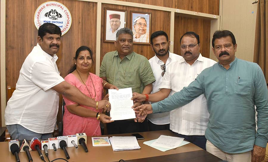 ಧಾರವಾಡದ ಪಾಲಿಕೆ ಕಚೇರಿಯಲ್ಲಿ ಶುಕ್ರವಾರ ಸದನ ಸಮಿತಿ ಅಧ್ಯಕ್ಷ ವೀರಣ್ಣ ಸವಡಿ ಅವರು ಮೇಯರ್ ಜ್ಯೋತಿ ಪಾಟೀಲ ಅವರಿಗೆ ವರದಿ ಸಲ್ಲಿಸಿದರು. ಉಪಮೇಯರ್ ಸಂತೋಷ ಚವಾಣ್, ಸದನ ಸಮಿತಿ ಸದಸ್ಯರಾದ ಮಯೂರ ಮೊರೆ, ಈರೇಶ ಅಂಟಗೇರಿ, ಶಿವು ಹಿರೇಮಠ ಪಾಲ್ಗೊಂಡಿದ್ದರು ಪ್ರಜಾವಾಣಿ ಚಿತ್ರ