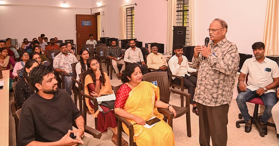 ಮೈಸೂರು ವಿಶ್ವವಿದ್ಯಾಲಯದ ಕುವೆಂಪು ಅಧ್ಯಯನ ಸಂಸ್ಥೆಯಲ್ಲಿ ಶುಕ್ರವಾರ ನಡೆದ ಪ್ರಾಯೋಗಿಕ ಚಿತ್ರಕಥಾ ರಚನಾ ತರಬೇತಿ ಕಾರ್ಯಾಗಾರದಲ್ಲಿ ನಿರ್ದೇಶಕ ಎಸ್.ಎಂ. ಜೋ ಸೈಮನ್ ಮಾತನಾಡಿದರು ಪ್ರಜಾವಾಣಿ ಚಿತ್ರ