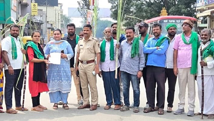ಕೋಲಾರದಲ್ಲಿ ಶುಕ್ರವಾರ ರೈತ ಸಂಘದವರು ಕಬ್ಬಿಗೆ ದರ ಹೆಚ್ಚಿಸುವಂತೆ ಆಗ್ರಹಿಸಿ ಪ್ರತಿಭಟನೆ ನಡೆಸಿದರು