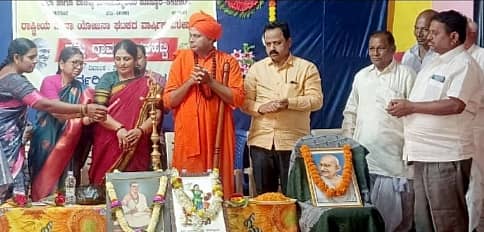 ನರಗುಂದ ತಾಲ್ಲೂಕಿನ ಭೈರನಹಟ್ಟಿ ದೊರೆಸ್ವಾಮಿ ವಿರಕ್ತಮಠದಲ್ಲಿ ನಡೆದ ವೀರರಾಣಿ ಕಿತ್ತೂರು ಚನ್ನಮ್ಮ ಜಯಂತಿ ಹಾಗೂ ಮಾಸಿಕ ಶಿವಾನುಭವ ಕಾರ್ಯಕ್ರಮವನ್ನು ಶಾಂತಲಿಂಗ ಸ್ವಾಮೀಜಿ ಉದ್ಘಾಟಿಸಿದರು