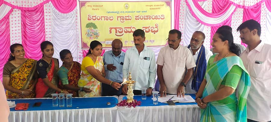 ಕುಶಾಲನಗರ ಸಮೀಪದ ಶಿರಂಗಾಲ ಗ್ರಾಮ ಪಂಚಾಯತಿ ವತಿಯಿಂದ ಶುಕ್ರವಾರ ಏರ್ಪಡಿಸಿದ್ದ 2025-26ನೇ ಸಾಲಿನ ಗ್ರಾಮಸಭೆಯನ್ನು ಅಧ್ಯಕ್ಷೆ ಎಂ.ಆರ್.ಲತಾಬಾಯಿ ಉದ್ಘಾಟಿಸಿದರು. ಉಪಾಧ್ಯಕ್ಷ ಬಸವರಾಜು, ಅಭಿವೃದ್ಧಿ ಅಧಿಕಾರಿ ಹೇಮಲತಾ ಹಾಗೂ ಸದಸ್ಯರು ಭಾಗವಹಿಸಿದ್ದರು