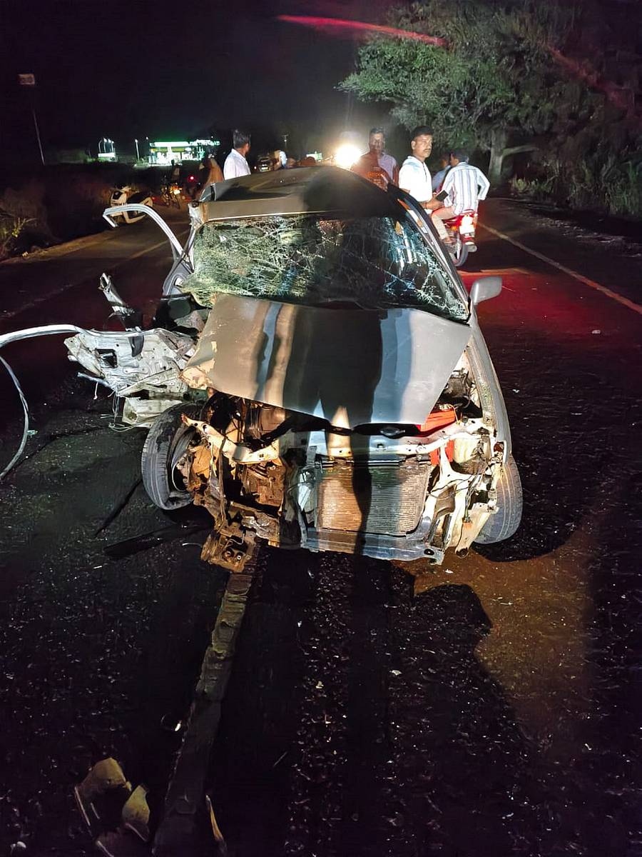 ಕಲಬುರಗಿ ತಾಲ್ಲೂಕಿನ ಅವರಾದ (ಬಿ) ಗ್ರಾಮದ ಸಮೀಪ ಶುಕ್ರವಾರ ರಾತ್ರಿ ಸಂಭವಿಸಿದ ಸರಣಿ ಅಪಘಾತದಲ್ಲಿ ನಜ್ಜುಗುಜ್ಜಾದ ಕಾರು...