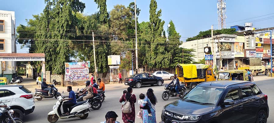 ನಗರಸಭೆ ಕಾರ್ಯಾಲಾಯದ ಎದುರು ವಾಹನ ಸಂಚಾರದ ದಟ್ಟಣೆ.
