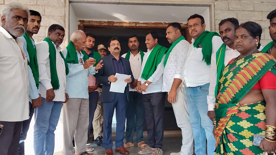 ಕರ್ನಾಟಕ ರಾಜ್ಯ ರೈತ ಸಂಘ ಹಾಗೂ ಹಸಿರು ಸೇನೆಯ ಜಿಲ್ಲಾ ಸಮಿತಿಯಿಂದ ಜಿಲ್ಲಾಧಿಕಾರಿ ಪಿ.ಎನ್.ರವೀಂದ್ರ ಅವರಿಗೆ ಮನವಿ ಸಲ್ಲಿಸಲಾಯಿತು