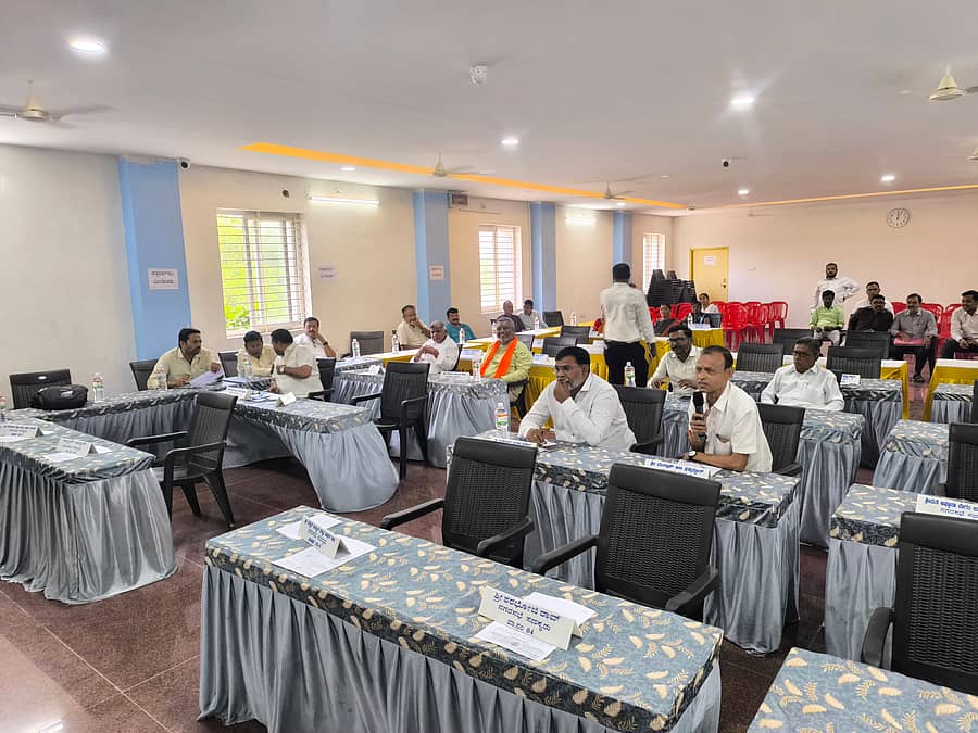 ಗಂಗಾವತಿ ನಗರದ ನಗರಸಭೆ ಸಭಾಂಗಣದಲ್ಲಿ ಶುಕ್ರವಾರ ಪೌರಾಯುಕ್ತರು ನಗರಸಭೆ ಚುನಾಯಿತ ಪ್ರತಿನಿಧಿಗಳ ಅಧಿ ಕಾರಾವಧಿ ಮುಕ್ತಾಯವಾದರೂ, ನಗರಸಭೆ ಅಧ್ಯಕ್ಷ, ಸದ ಸ್ಯರ ಜೊತೆ ಕಾನೂನುಬಾಹಿರವಾಗಿ ವಿಶೇಷ ಸಾಮಾನ್ಯ ಸಭೆ ನಡೆಸಿದರು..