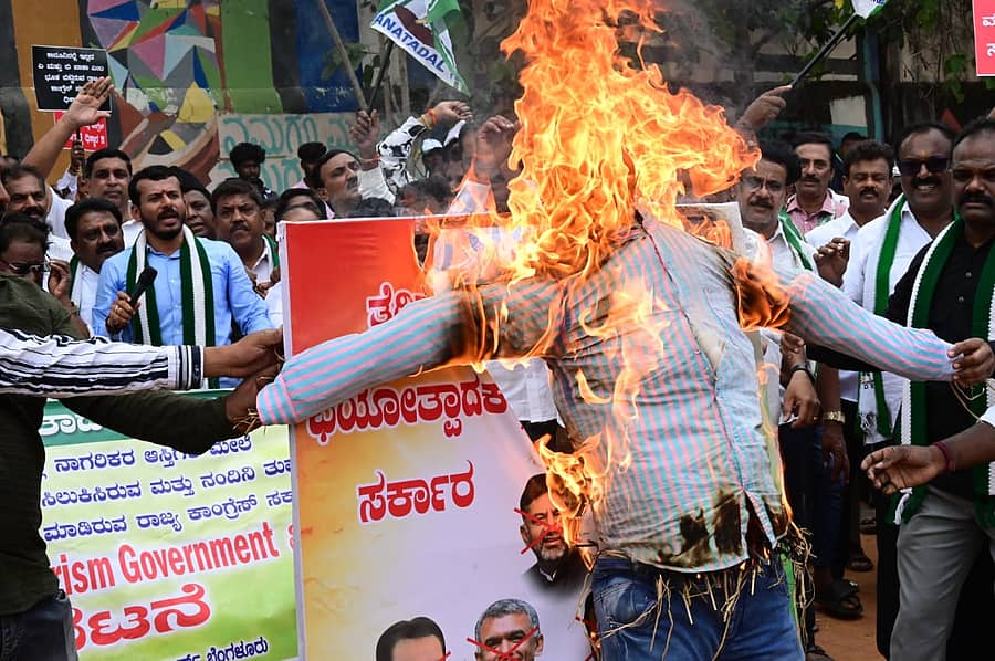 ಜೆಡಿಎಸ್ ಕಾರ್ಯಕರ್ತರು ಪ್ರತಿಭಟನೆ ವೇಳೆ ‘ತೆರಿಗೆ ಪಿಪಾಸು ಸರ್ಕಾರ’ ಪ್ರತಿಕೃತಿಗೆ ಬೆಂಕಿ ಹಚ್ಚಿದರು