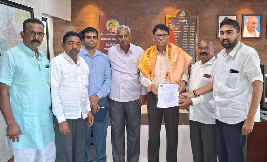 ಹಾವೇರಿ ಜಿಲ್ಲೆಯ ಬ್ಯಾಡಗಿ ರೈಲು ನಿಲ್ದಾಣದಲ್ಲಿ ಎಕ್ಸ್ಪ್ರೆಸ್ ರೈಲುಗಳ ನಿಲುಗಡೆ ಮಾಡಬೇಕು ಎಂದು ಒತ್ತಾಯಿಸಿ ಕರ್ನಾಟಕ ವಾಣಿಜ್ಯೋದ್ಯಮ ಸಂಸ್ಥೆಯಿಂದ ಹುಬ್ಬಳ್ಳಿಯಲ್ಲಿನ ನೈರುತ್ಯ ರೈಲ್ವೆ ಪ್ರಧಾನ ವ್ಯವಸ್ಥಾಪಕ ಮುಕುಲ್ ಸರನ್ ಮಾಥುರ್ ಅವರಿಗೆ ಮನವಿ ಸಲ್ಲಿಸಲಾಯಿತು