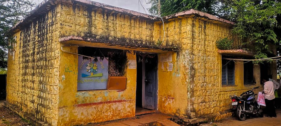 ಹುಲಸೂರ ಪಟ್ಟಣದ ಪ್ರವಾಸಿ ಮಂದಿರದಲ್ಲಿರುವ ಅಟಲ್ ಜಿ ಜನಸ್ನೇಹಿ ಕಚೇರಿಯ ಕಟ್ಟಡದ ಹೊರನೋಟ