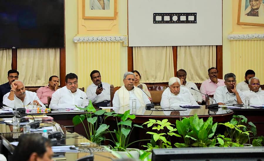 <div class="paragraphs"><p>ವಿಧಾನಸೌಧದಲ್ಲಿ ಶುಕ್ರವಾರ ಮುಖ್ಯಮಂತ್ರಿ ಸಿದ್ದರಾಮಯ್ಯ ಅಧ್ಯಕ್ಷತೆಯಲ್ಲಿ ನಡೆದ ಸಭೆ</p></div>