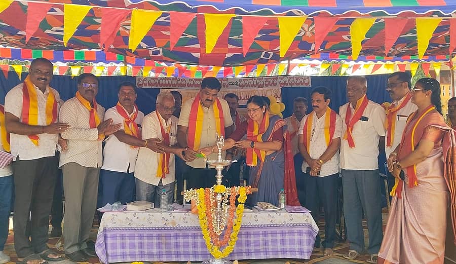 ಕೆ.ಆರ್.ಪೇಟೆ ಪಟ್ಟಣದ ಛಾಯಾದೇವಿ ಶಿಕ್ಷಣ ಸಂಸ್ಥೆಯಲ್ಲಿ ಕನ್ನಡ ಸಾಹಿತ್ಯ ಪರಿಷತ್ ತಾಲ್ಲೂಕು ಘಟಕವು ಆಯೋಜಿಸಿದ್ದ 37ನೇ ವರ್ಷದ ಶಾಲೆಗೊಂದು ಕಾರ್ಯಕ್ರಮವನ್ನು ಶಾಸಕ ಎಚ್.ಟಿ.ಮಂಜು ಉದ್ಘಾಟಿಸಿದರು