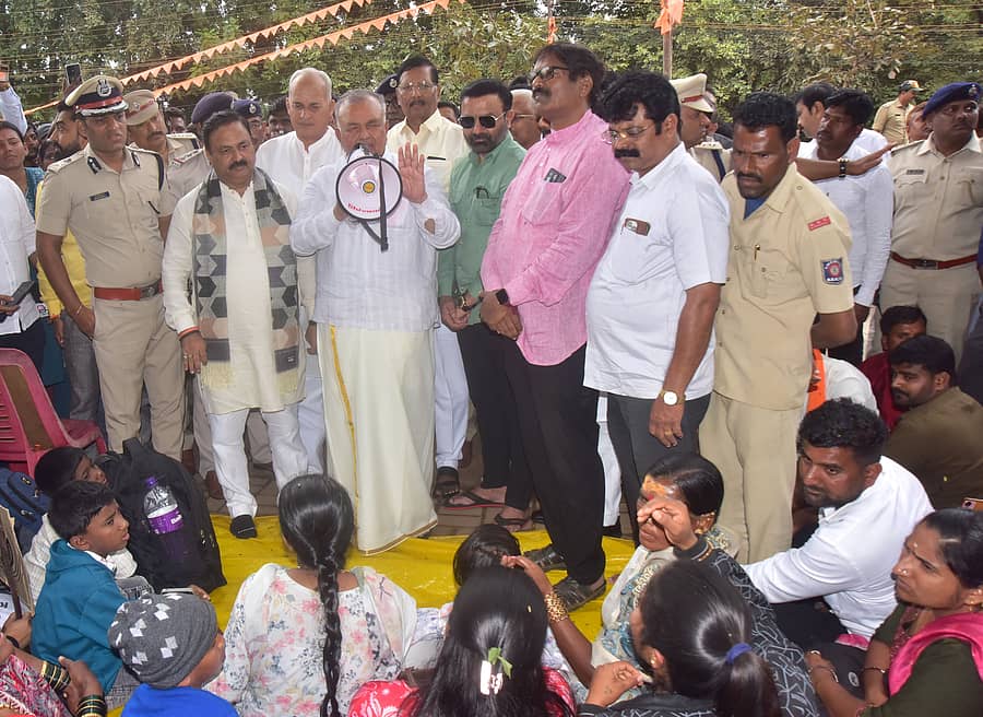 ಹುಬ್ಬಳ್ಳಿಯಲ್ಲಿ ಪ್ರತಿಭಟನೆ ನಡೆಸುತ್ತಿದ್ದ ಚಾಲಕ ಆಕಾಂಕ್ಷಿ ಅಭ್ಯರ್ಥಿಗಳನ್ನು ಸಾರಿಗೆ ಸಚಿವ ರಾಮಲಿಂಗಾ ರೆಡ್ಡಿ ಶುಕ್ರವಾರ ಭೇಟಿ ಮಾಡಿ, ಮಾತನಾಡಿದರು