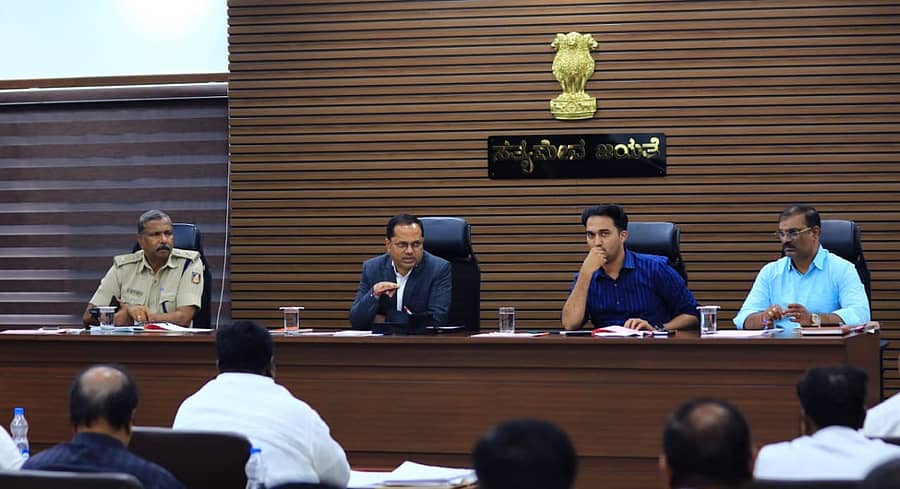 <div class="paragraphs"><p>ಶುಕ್ರವಾರ ನಗರದ ಹೊಸ ಜಿಲ್ಲಾಧಿಕಾರಿ ಕಚೇರಿಯಲ್ಲಿ ಮ್ಯಾನ್ಯುಯಲ್ ಸ್ಕ್ಯಾವೆಂಜರ್‌ಗಳ–ಸಫಾಯಿ ಕರ್ಮಚಾರಿಗಳ ಜಿಲ್ಲಾ ಮಟ್ಟದ ಜಾಗೃತಿ ಸಮಿತಿ ಸಭೆ ನಡೆಯಿತು. </p></div>